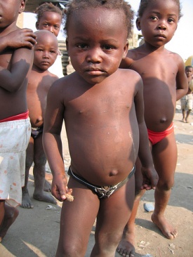 Meni&ntilde;os nas aforas de Luanda, capital de Angola / Flickr: metnick