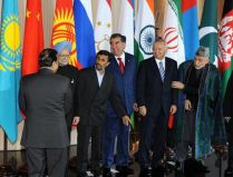 Ahmadinejad na cimeira do Consello de Cooperaci&oacute;n de Shangai, en Rusia, antes de se reunir con Dmitri Medv&eacute;dev