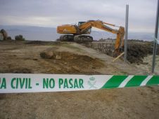 Unha imaxe das obras, cunha banda da garda civil que proh&iacute;be o paso