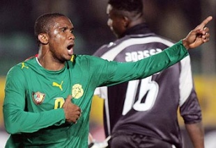 Outra imaxe de Samuel Eto'o, xogando con Camer&uacute;n