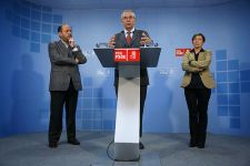 Acompa&ntilde;ado de Varela e Barc&oacute;n, na sede do PSdeG, esta segunda feira, dirix&iacute;ndose aos medios de comunicaci&oacute;n ao dimitir