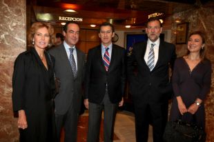 Feijoo estivo acompa&ntilde;ado por, entre outros, o presidente do Congreso, Jos&eacute; Bono, e por Mariano Rajoy, l&iacute;der do PP a nivel estatal (clique para ampliar)