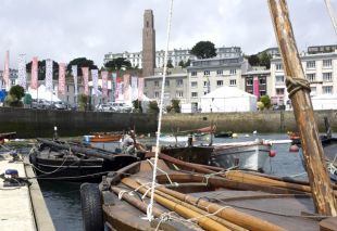 Embarcaci&oacute;ns galegas amarradas en Brest