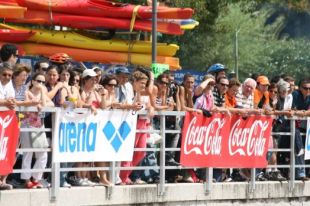Os participantes atendendo aos organizadores (arriba) e o p&uacute;blico no Paseo Mar&iacute;timo (sobre estas li&ntilde;as)