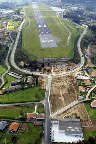 Na imaxe, a zona pola que ser&aacute; ampliada a pista de aterraxe de Alvedro / Imaxe: Adega