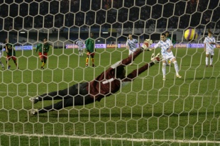 A estirada de Kameni, cando tentaba pararlle o gol &aacute; irmandi&ntilde;a. o 27 de decembro en Bala&iacute;dos