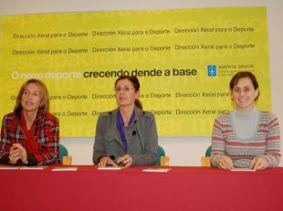 Concha Di&eacute;guez, o d&iacute;a da presentaci&oacute;n da gu&iacute;a, &aacute; dereita de Marta Souto e Carme Ad&aacute;n