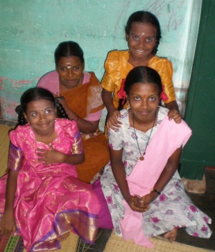Gayatri coa s&uacute;a familia. Foto: Mar&iacute;a Reim&oacute;ndez