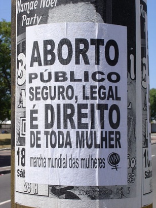 Campa&ntilde;a a favor do aborto no Brasil, da Marcha Mundial das Mulleres / Flickr: pont_des_arts