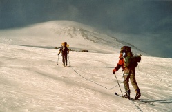 Monta&ntilde;istas no Elbrus / Flickr: se7ensummits