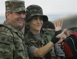 O xeneral Mario Montoya e a pol&iacute;tica Ingrid Betancourt tras a s&uacute;a liberaci&oacute;n