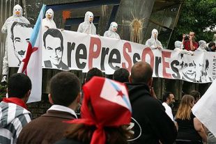 Militantes de Ceivar sostendo unha faixa na manifestaci&oacute;n de Causa Galiza, do D&iacute;a da Patria
