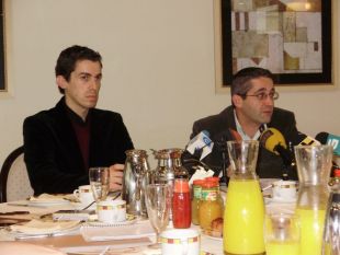 Miguel L&oacute;pez, secretario xeral da Ucgal, &aacute; dereita da imaxe, durante un almorzo cos xornalistas no que se presentou este estudo