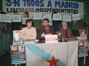Na conferencia de prensa, Jo&aacute;m Peres, no centro da imaxe, acompa&ntilde;ado dun militante de Ceivar e o pai de Ugio Caamanho, Manuel Caamanho