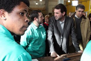 Quintana describiu como "arrepiante" a decisi&oacute;n do PSOE. Na imaxe, visitando un centro municipal de emprego na Coru&ntilde;a