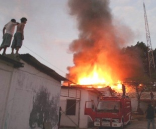Algunhas imaxes dos lumes que seguiron &aacute;s protestas dos simpatizantes da Fretilin / Ag&ecirc;ncia Lusa
