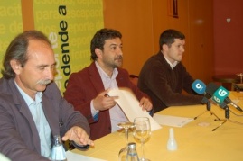 Dom&iacute;nguez, no centro, fixo balance da s&uacute;a xesti&oacute;n, esta corta