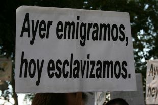 Manifestaci&oacute;n contra a directiva de retorno. Na pancarta p&oacute;dese ler 'Onte emigramos, hoxe escravizamos' / Flickr: carloscapote