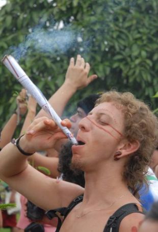 Unha marcha pola legalizaci&oacute;n da marihuana, polas r&uacute;as de Bel&eacute;m / Imaxe: Ag&ecirc;ncia Brasil