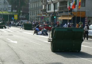 Un dos feridos, fronte &aacute; Estaci&oacute;n Mar&iacute;tima, polo lanzamento de pelotas de goma. Ao final da xornada ser&iacute;an uns 20 / Imaxe: Z. G.