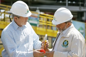 Lula e Bush visitam o terminal da Transpetro, onde discursaram sobre a produ&ccedil;&atilde;o de biodiesel e etanol/Foto: Ag&ecirc;ncia Brasil