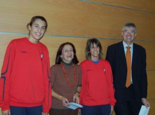 As xogadoras Alba Torr&eacute;ns e Gema Garc&iacute;a con M. Xes&uacute;s L&oacute;pez Escudero e o vicepresidente do clube, Felipe Carrascosa