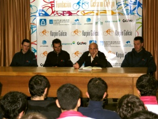 Dando unha palestra, con varios membros do equipo, nunhas xornadas de formaci&oacute;n en Gandar&iacute;o