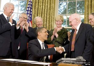 Obama d&aacute;lle a man ao activista polos dereitos dos homosexuais, Frank Kameny, ap&oacute;s asinar o memorando