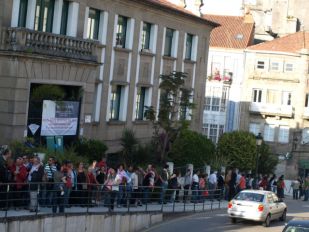 Houbo varias cadeas humanas para reclamar o edificio para os pobres. Arriba, unha imaxe da segunda, en xu&ntilde;o (clique para ampliar)