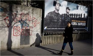 Un cartaz en Sarajevo promovendo a alianza entre o Ex&eacute;rcito bosnio e as forzas de paz da UE (clique para ampliar)