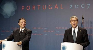Dur&atilde;o Barroso e Jos&eacute; S&oacute;crates, na presentaci&oacute;n do Tratado de Lisboa
