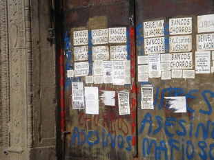 Unha porta do Bank Boston, anos despois, a&iacute;nda amosa a rabia da poboaci&oacute;n. Flickr: Experiencias de viagem de 1 brasileiro