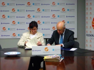 Marisol L&oacute;pez e Francisco Mart&iacute;n asinando o acordo,