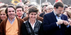 Aznar, Mar&iacute;a San Gil (PP vasco) e Rajoy nun momento da marcha / Foto: Par&iacute;s
