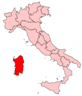 De vermello, A Sarde&ntilde;a &aacute; esquerda do mapa de Italia