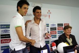 Pereiro co xogador do Celta, Borja Oubi&ntilde;a, e con Carme Avenda&ntilde;o
