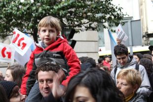 Ambiente festivo na manifestaci&oacute;n, con xente de todas as idades, principalmente, pais e fillos (clique para ampliar)