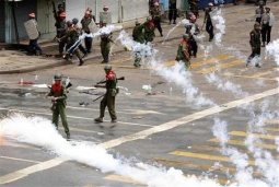 O ex&eacute;rcito disparou botes de fume para dispersar as protestas, este xoves en Rang&uacute;n