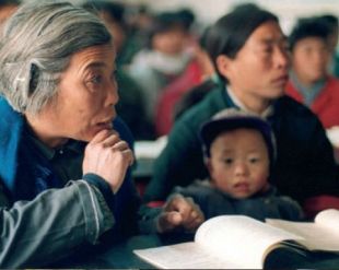 Varias xeraci&oacute;ns xuntas, nun curso de alfabetizaci&oacute;n na China