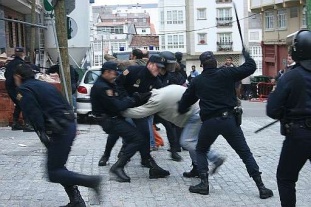 A Polic&iacute;a Nacional espa&ntilde;ola cargando contra mariscadores en Ferrol / Fotos: Galiza Indymedia