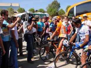Os ciclistas espa&ntilde;ois en mellor posici&oacute;n, entrevistados por TVE. Mosquera &eacute; primeiro pola dereita.