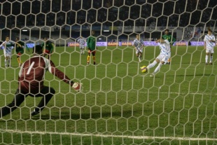 O momento no que Julio &Aacute;lvarez lanzaba o penalti