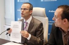 O conselleiro Xes&uacute;s V&aacute;zquez na presentaci&oacute;n dos cuestionarios
