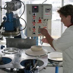 Unha traballadora da f&aacute;brica de Sargadelos, na Mari&ntilde;a