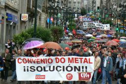 Esta terza feira unhas catro mil persoas sa&iacute;ron &aacute; r&uacute;a, en Vigo, en solidariedade co Metal (clique para ampliar) / Imaxe: CIG