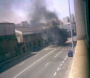 Outra imaxe tirada co m&oacute;bil, na que se aprecian as barricadas ardendo, feitas con contedores de lixo, arredor do estaleiro de Barreras