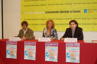 Un momento da presentaci&oacute;n, con Marta Souto no centro, Jos&eacute; Luis P&eacute;rez Ouro &aacute; s&uacute;a esquerda e Anxo Collarte &aacute; dereita