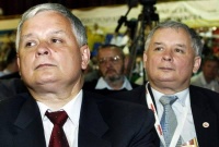 Os irm&aacute;ns Kaczynski, presidente e primeiro ministro de Polonia