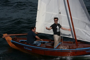 Os tripulantes da Tri&ntilde;ana, todos entusiamados en plena regata (Imaxes de Miguel Mu&ntilde;iz)
