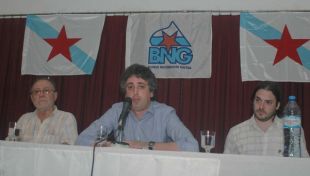 P&eacute;rez Bouza (no centro) nunha xuntanza con simpatizantes do BNG en Bos Aires (clique para ampliar)